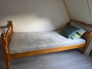 Eenpersoonsbed van hout met matras
