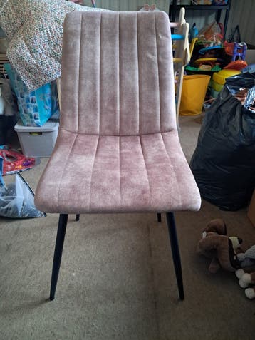 Gratis af te halen, 4 roze eetstoelen