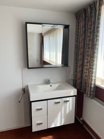 Badkamermeubel met wastafel en spiegelkast