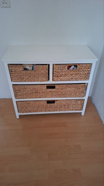 Kastje met rieten manden - gratis afhalen