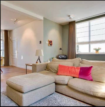 Gratis 2-zitsbank inclusief hocker Room108