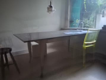 Robuuste houten eettafel GRATIS