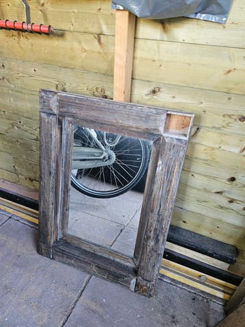 Spiegel met houten lijst