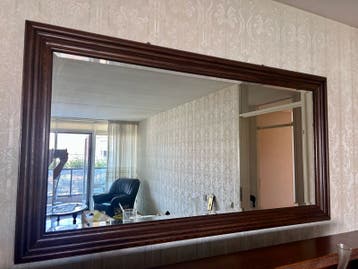 Grote spiegel met klassieke houten lijst