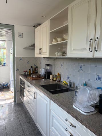 Crèmekleurige keuken te koop – 8 jaar oud