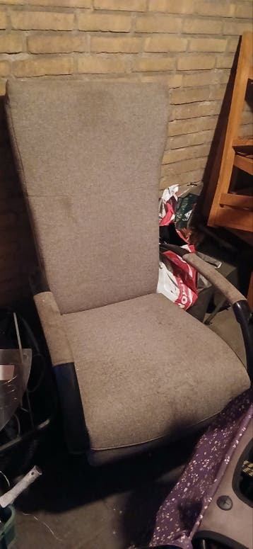 Relaxte stoel, (ligstand en voetsteun) morgen ophalen
