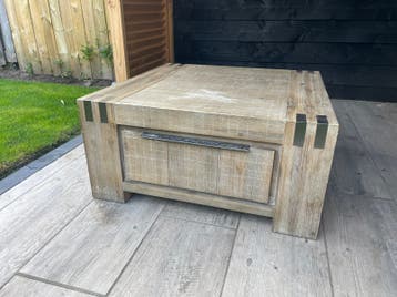 Gratis af te halen: robuste salontafel met twee lades