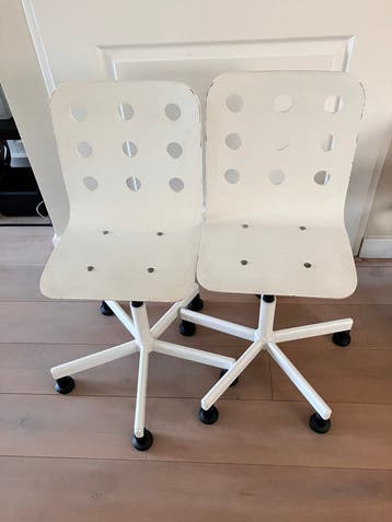 Gratis: twee witte bureaustoelen kind