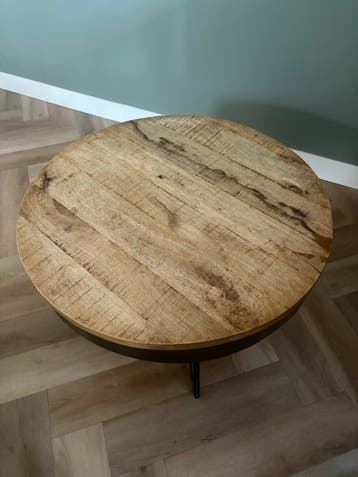 Ronde salontafel van mangohout met metalen onderstel