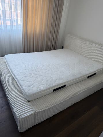 Tweepersoonsbed 140 gratis meenemen