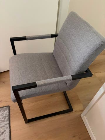 6 stoelen gratis afhalen: 4 donkergrijs, 2 lichtgrijs