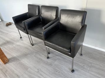 Leren eetkamerstoelen met wieltjes. Gratis!