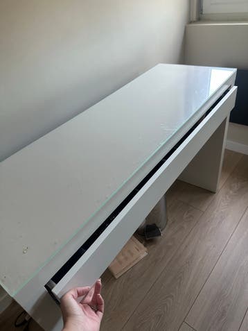 Gebruikte make-up tafel met glazen blad