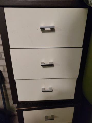 Twee nachtkastjes met lades