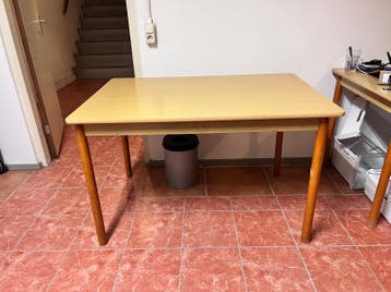 Twee tafels 80x120 gratis af te halen