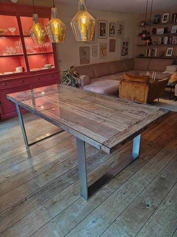 Robuuste eettafel met glazen blad en metalen onderstel