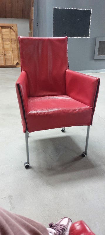 GRATIS. Set van 4 rode leren eetkamerstoelen met wieltjes