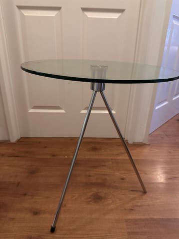 GRATIS Glazen bijzettafel met metalen onderstel