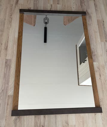 Stijlvolle spiegel met houten frame