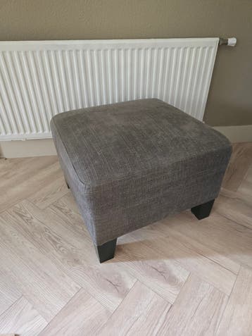 Grijze stoffen hocker / poef