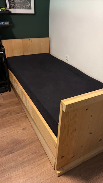 Gratis steigerhouten bed met twee grote opberglades