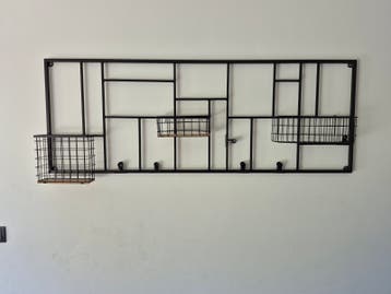 Modern zwart wandrek met mandjes en haken