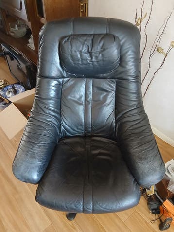 GRATIS zwarte leren stoel