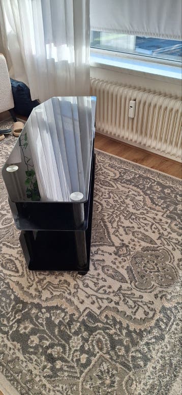Zwart glazen tv-meubel met 3 lagen. 1,1 x 0,4 x 0,5 meter