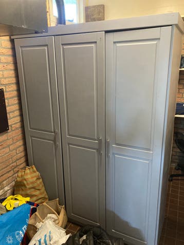 Grijze kledingkast met 3 deuren en hangruimte