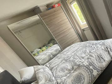 Gratis kleding kast met grote schuifdeuren