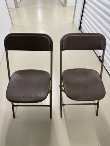 Set van 2 bruine plastic en metaal opvouwbare stoelen