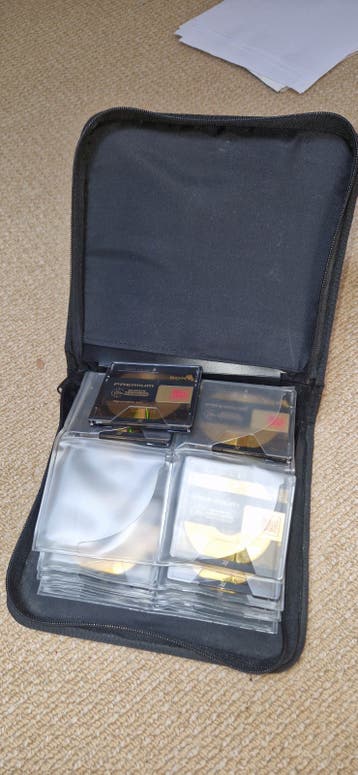 19 gebruikte Sony minidiscs in Case Logic tas