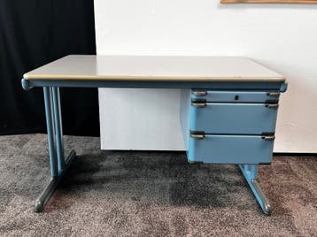 Blauw Metalen Bureau (excl. spullen)