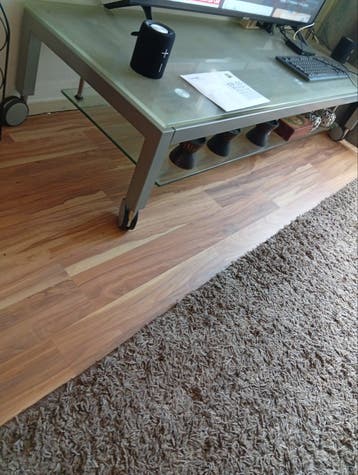 Gratis: Vier eetkamerstoelen en tv-meubel