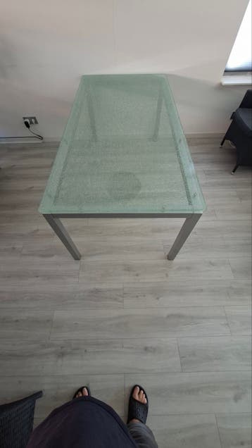 Glazen eettafel met metalen onderstel