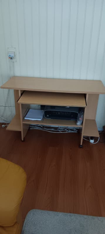Compact computerbureau met uitschuifbaar toetsenbordblad