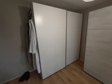 Witte kledingkast met schuifdeuren