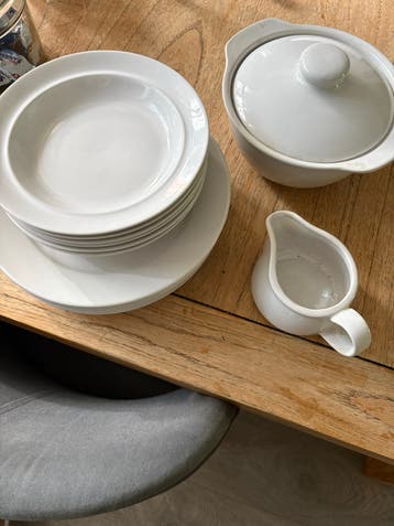 Wit servies: 6 grote borden, 6 soepborden,kom en sauskom