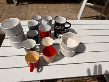 Koffie mokken en bakjes