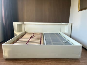 Tweepersoonsbed met verstelbare lattenbodems en nachtkastjes