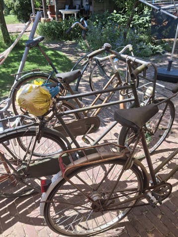 4 oude fietsen voor oud ijzer