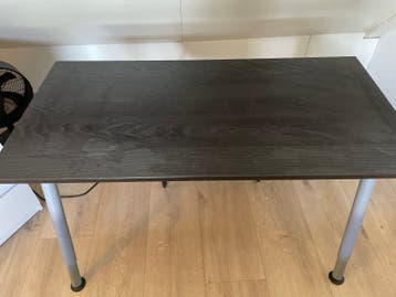 Compact bureau met verstelbare poten