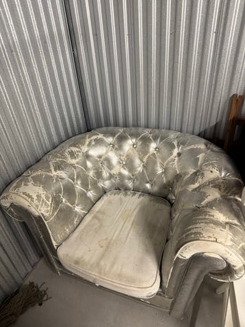 Fauteuil met beschadigd kunstleer - opknapper