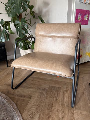 GRATIS: Bruine fauteuil van kunstleer, lichte beschadiging