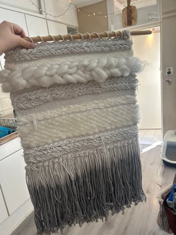 Handgemaakt wandkleed met macramé en kwastjes
