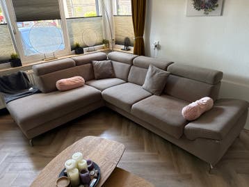 Comfortabele hoekbank met verstelbare hoofdsteunen.