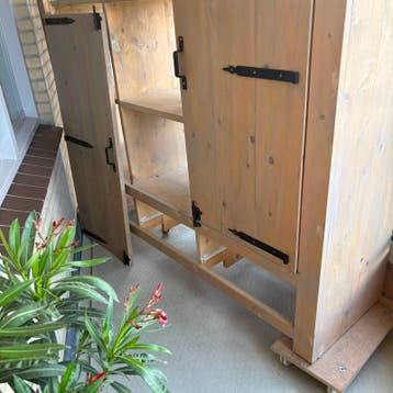 Houten kast met deuren en planken
