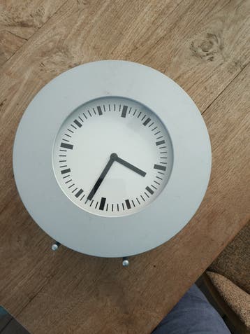 Moderne zilverkleurige tafelklok/wandklok