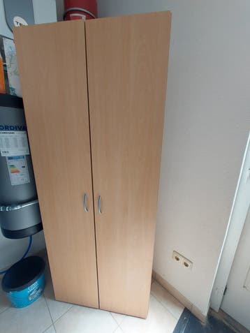 Houten opbergkast met planken