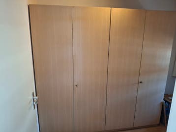 Ruime kledingkast met planken en hangruimte